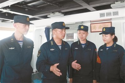 ​中国两栖攻击舰舰长如何练就？听075型两栖攻击舰海南舰舰长张美玉讲述