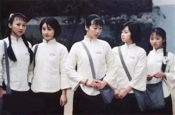 民国时期的校服长什么样子（好美看傻眼了快来欣赏民国校服到底美在哪）(13)