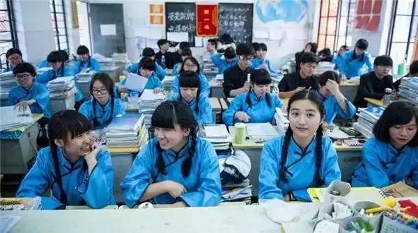 民国时期的校服长什么样子（好美看傻眼了快来欣赏民国校服到底美在哪）(34)