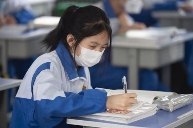 反转！孙卓决定转学深圳，父母背景曝光，养母曾夸口他会留在山东