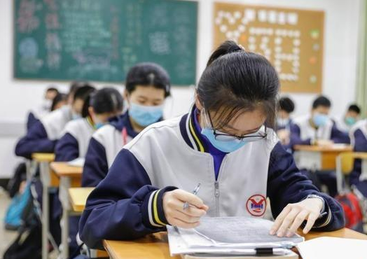 反转！孙卓决定转学深圳，父母背景曝光，养母曾夸口他会留在山东