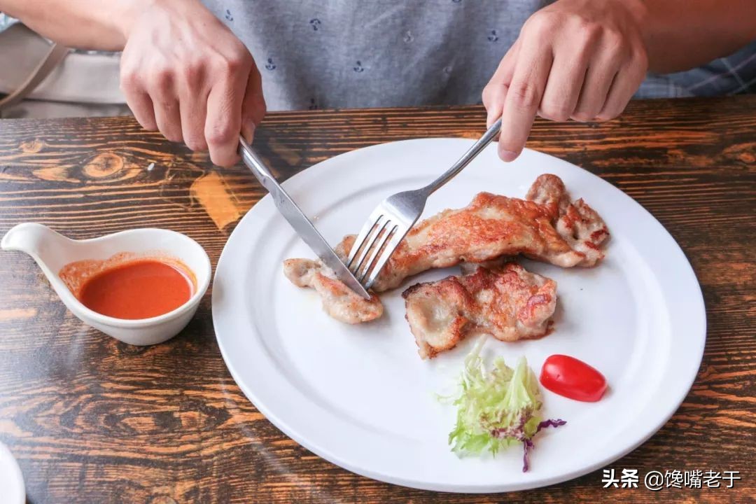西餐礼仪吃牛排刀叉用法（吃牛排左叉右刀是不是正确）(图7)