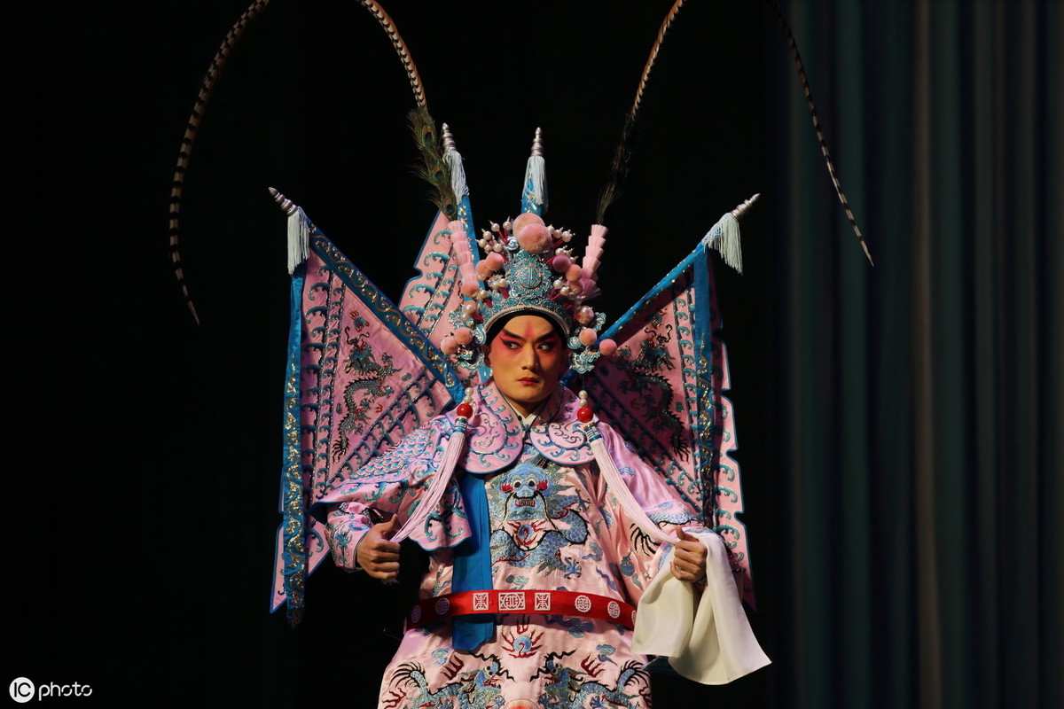 周瑜在三国演义的人物形象（周瑜是个什么样的人）(图1)