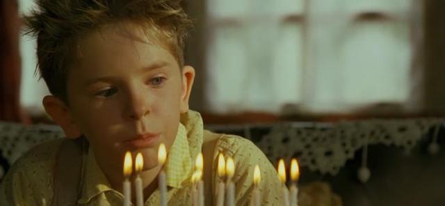 一个小男孩变成骷髅的样子电影（小男孩误入迷你王国）(1)