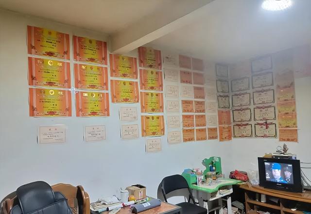 儿子满墙奖状却未能考上重点高中（妈妈怒撕满墙奖状）(2)