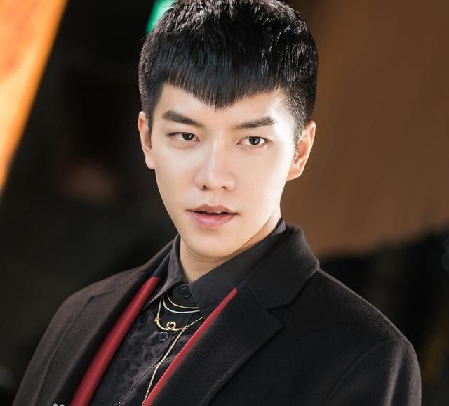 李胜基上演影视剧最强壁咚（不负青春李胜基）(7)