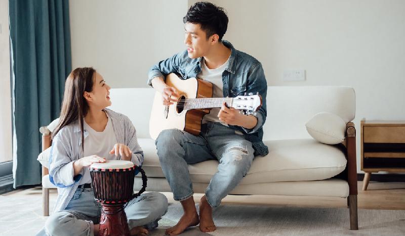 男人注视心上人的眼神（异性对视先移开眼睛的人）(图2)