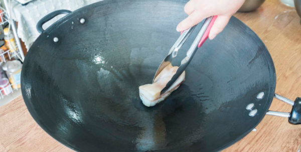 炒锅怎么开锅才不粘,电磁炉炒锅怎么开锅才不粘图6