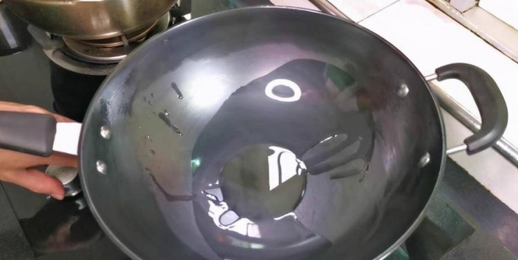 电磁炉炒锅怎么开锅才不粘