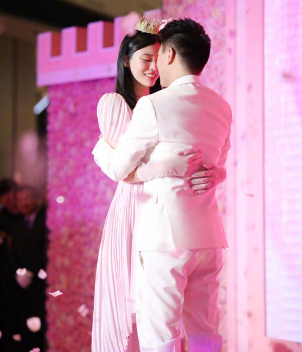 何猷君求婚奚梦瑶成功 两人的相恋过程宛如偶像剧-图3