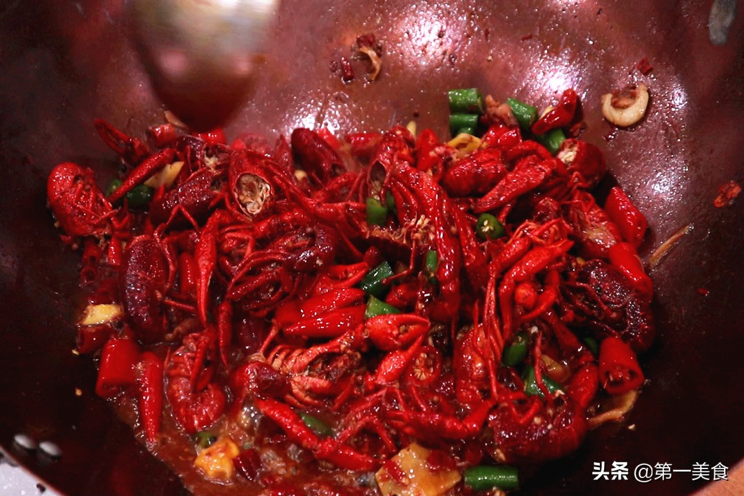 小龙虾虾黄能吃吗 吃龙虾有哪些禁忌（虾黄是什么东西）(图13)