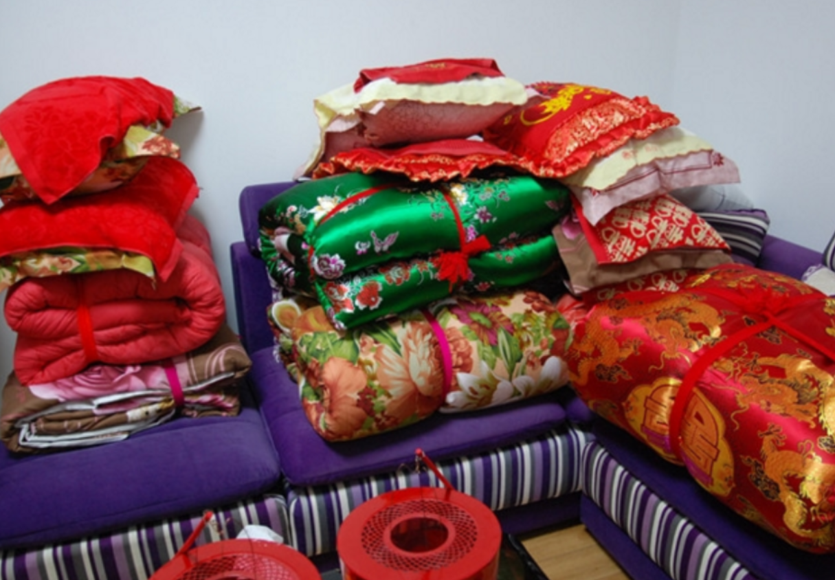 结婚被子有讲究吗（结婚的喜被用什么颜色）(图2)