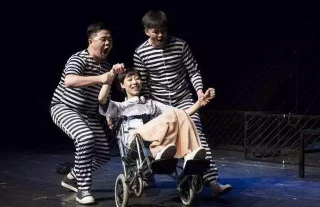 荒诞派剧作中最典型的一部剧(但这部荒诞喜剧的演员阵容太让人欲罢不能)(17)