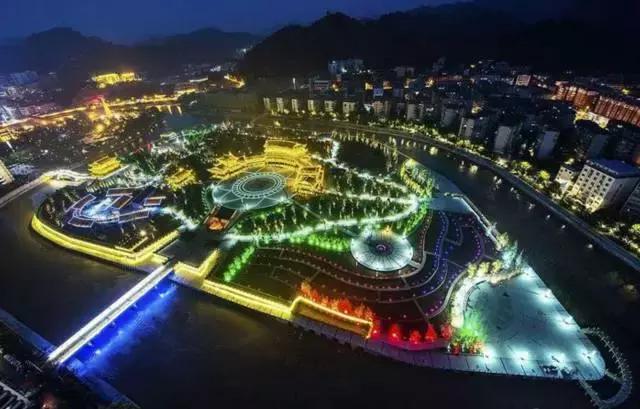 荒诞派剧作中最典型的一部剧(但这部荒诞喜剧的演员阵容太让人欲罢不能)(26)