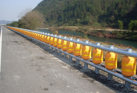 旋转防撞桶真的能防撞吗（高速公路上的旋转防撞桶到底有没有用）(图6)