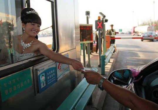 旋转防撞桶真的能防撞吗（高速公路上的旋转防撞桶到底有没有用）(图5)