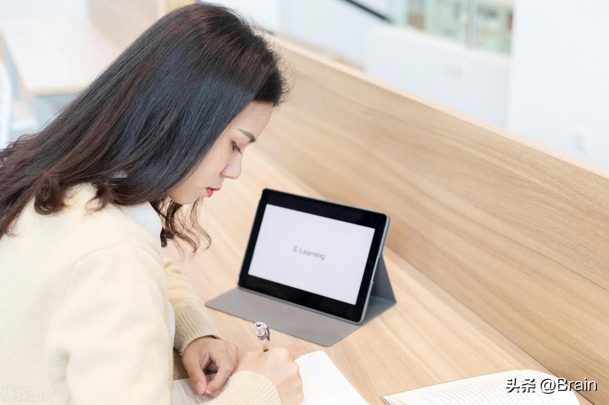 笔记本和平板哪个更好用（笔记本和平板电脑哪个更实用）(图2)