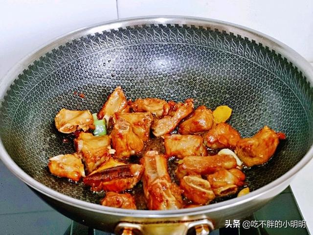 黄豆烧排骨简单做法（这样做的黄豆烧排骨香而不腻）(5)