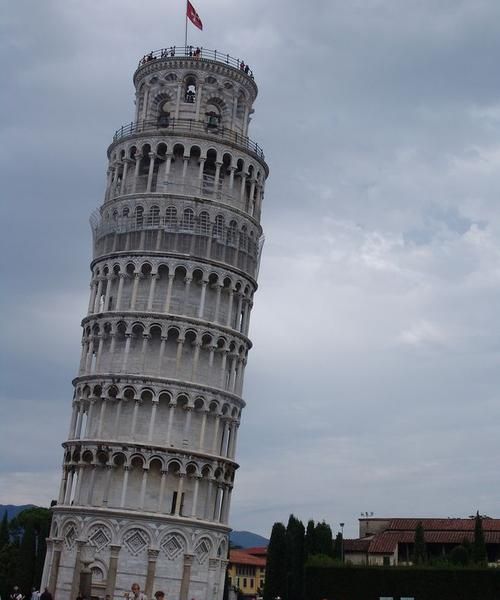 著名的意大利比萨斜塔，请你用学过的数学知识解释人们为什么称它为斜塔