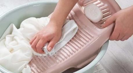 衣服上的桃子汁怎样去除,如何去除衣服上的油