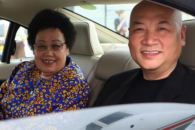 第一女首富感情史曝光（陈丽华嫁小11岁男演员）(2)_