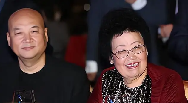 第一女首富感情史曝光（陈丽华嫁小11岁男演员）(1)_