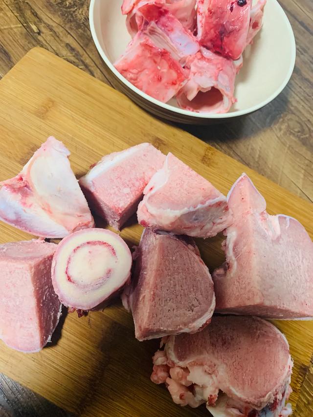 牛大骨汤怎么做最好喝（超级简单的炖牛大骨汤）(1)