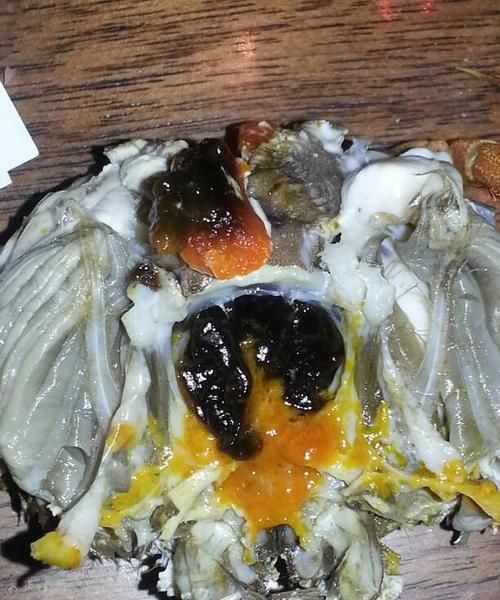 和蟹黄一起的黑色膏体是什么能吃吗