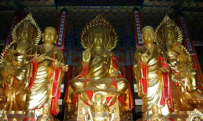 大雄宝殿三尊佛像旁边的菩萨