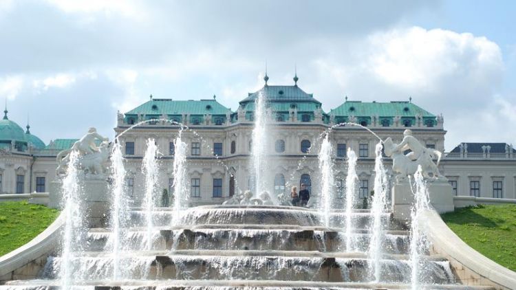 凡尔赛什么意思简单说法