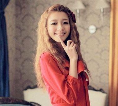 自然卷的头发怎么扎好看(8款适合小卷发型的扎头发方法)(2)