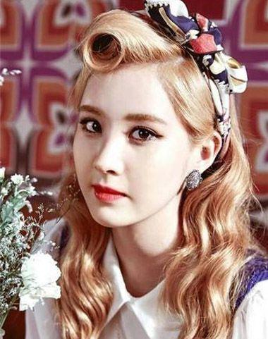 自然卷的头发怎么扎好看(8款适合小卷发型的扎头发方法)(1)