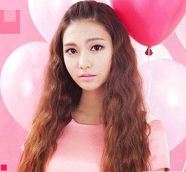 自然卷的头发怎么扎好看(8款适合小卷发型的扎头发方法)(3)