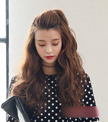 自然卷的头发怎么扎好看(8款适合小卷发型的扎头发方法)(6)