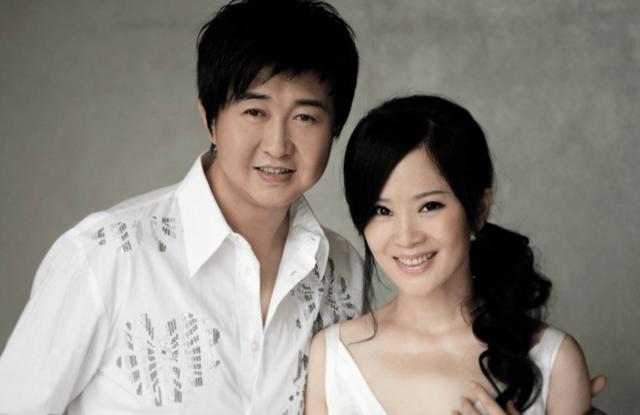 韦唯现状:3个混血儿子像84岁爸爸(55岁韦唯养三个儿子略显憔悴)(1)