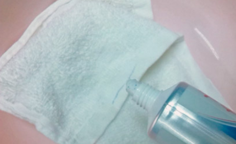 笔油弄到白衣服上怎么洗,白色衣服染上红色水笔怎么洗掉妙招图4