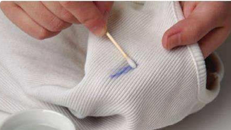 笔油弄到白衣服上怎么洗,白色衣服染上红色水笔怎么洗掉妙招图2