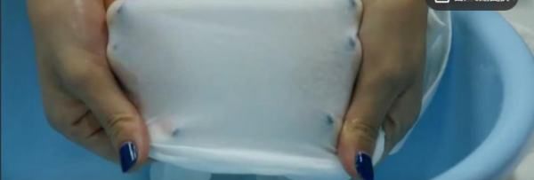 笔油弄到白衣服上怎么洗,白色衣服染上红色水笔怎么洗掉妙招图12