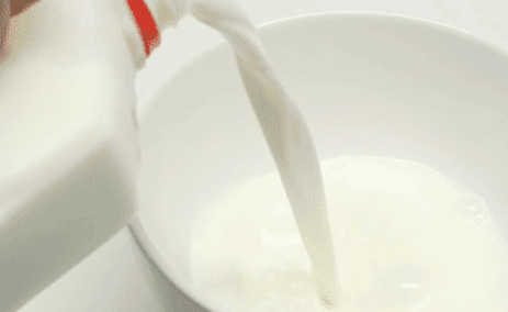 笔油弄到白衣服上怎么洗,白色衣服染上红色水笔怎么洗掉妙招图5