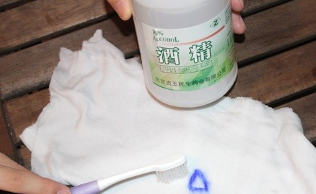 笔油弄到白衣服上怎么洗,白色衣服染上红色水笔怎么洗掉妙招图3