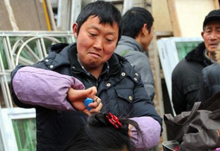 头发做酱油违法,农村有人高价收购头发图1