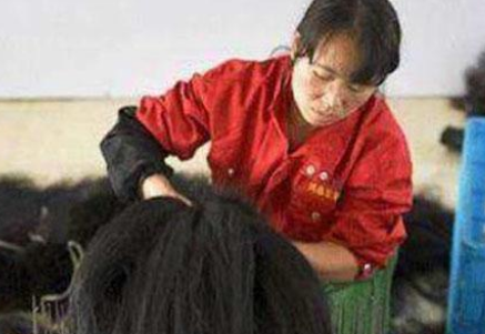 头发做酱油违法,农村有人高价收购头发图2