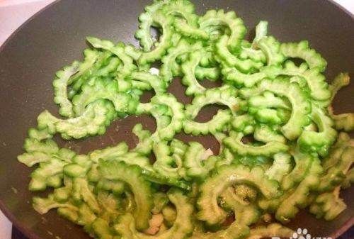 苦瓜怎么炒才好吃,怎样炒苦瓜苦瓜不苦图8