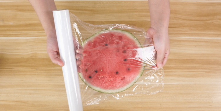 西瓜切开后需罩上保鲜膜再放入冰箱冷藏室吗