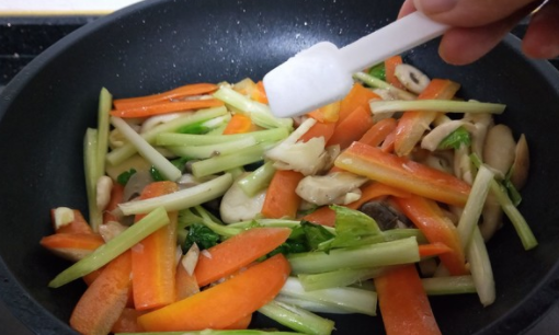 菇怎么炒好吃,白色菌菇怎么炒好吃图4