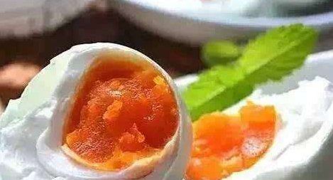 咸鸭蛋壳内壁有黑点能吃,干腌咸鸭蛋外壳出现黑点能吃了吗图4