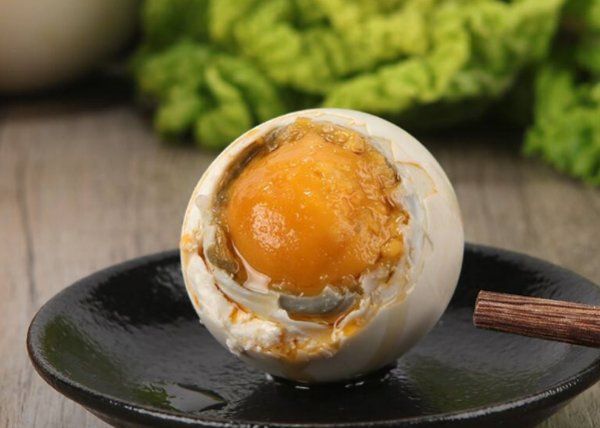 咸鸭蛋壳内壁有黑点能吃,干腌咸鸭蛋外壳出现黑点能吃了吗图5