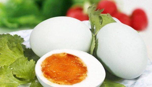 咸鸭蛋壳内壁有黑点能吃,干腌咸鸭蛋外壳出现黑点能吃了吗图6