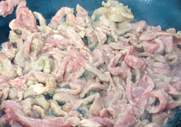 洋葱炒牛肉怎么炒,只炒洋葱怎么做图9