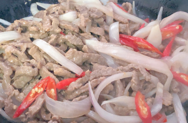 洋葱炒牛肉怎么炒,只炒洋葱怎么做图12